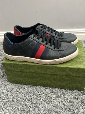 Gucci ace - Gucci ace skor i storlek 44 med ett bra skick för endast 1350kr, hör er för frågor.