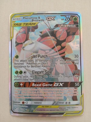 Pheromosa & Buzzwole GX Pokémonkort - Säljer ett holografiskt Pokémonkort: Pheromosa & Buzzwole GX TAG TEAM med 260 HP. 