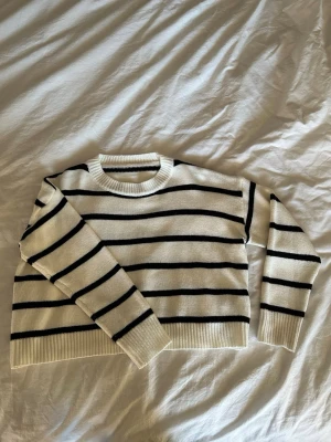 Vit stickad tröja med svarta ränder - Snygg stickad tröja den är lite croppad och den är från SHEIN. Den är väldigt bekväm och sticks inte!💕