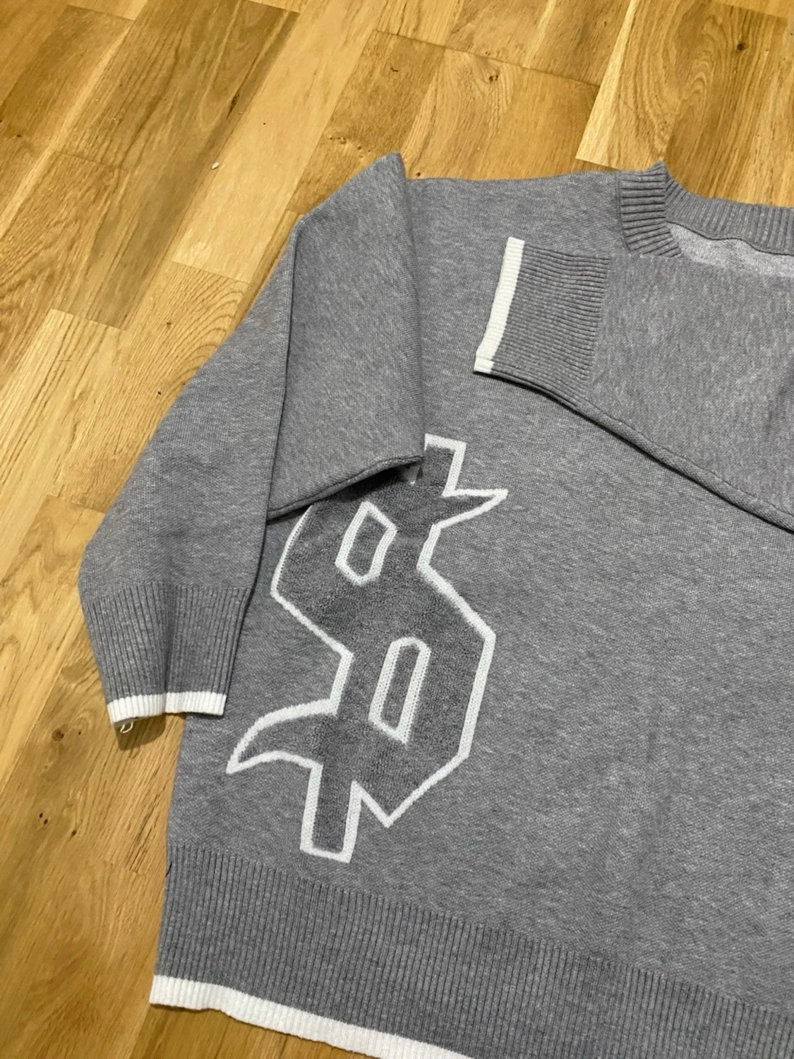 Grå tröja med vit dollartryck - 1