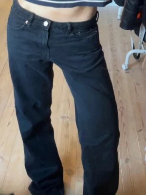 Svarta raka jeans  - Snugga jeans från weekday i modellen Arrow👏🏻😚