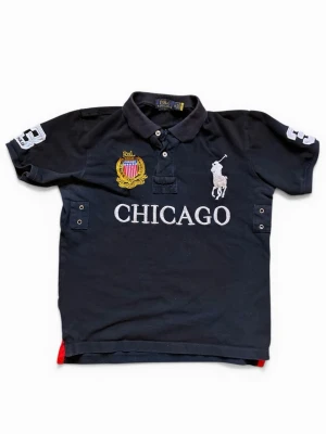Ralph Lauren Chicago Polo Piké – Big Pony – M - Ralph Lauren Chicago piké med big pony brodyr. Marinblå färg, klassisk passform.  Storlek: M Skick: Väldigt bra, inga större defekter  Sjukt clean piece, funkar till allt. Säljes då den tyvärr är lite liten för mig.  Snabb frakt 