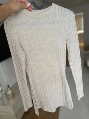 Ribbad Figursydd tröja  - En jättefin figursydd ribbad tröja med slits på båda sidorna, i storlek xs, aldrig använd