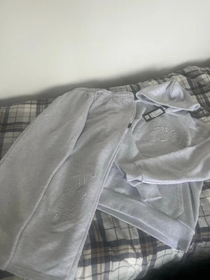 Hoodrich Tracksuit - Säljer en ljusgrå hoodrich tracksuit i nyskick. Endast testat men pga av felstorlek och kostnad för retur så väljer jag ist att sälja här.                                                Både hoodien och byxor strl S