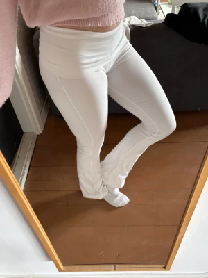 Vita yoga pants  - De är så sköna! Har en fläck fram på nedvikningen men inget så märkvärdigt. De har också blivit lite missfärgade längst ner på hälen som ni ser på bild 2.