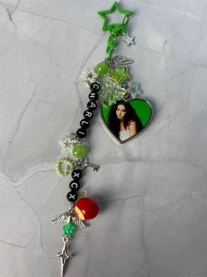 CHARLI XCX - keychain - ⭐️CHARLI XCX keychain ⭐️ ✨🤍 FREEBIES (godis & random stickers) ingår i alla beställningar över 70kr 🤍