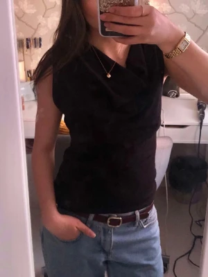 Festtopp  - Säljer en svart festtopp från Kappahl i strl. XS. Endast använd 1 gång! Toppen är i mycket bra skick.