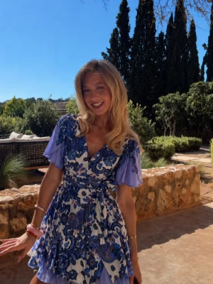 Sommarklänning  - Det virala settet från RAVN RAVN, helt slutsålt. Vackert sommarset (topp och kjol med skräp)💗 Tillhörande skärpet ger en så fin siluett! Storlek S💖Bra skick, nypris 4000 kr.             .             .                    Först till kvarn!!! Åker bort 5/7 och kan posta innan dess🥰