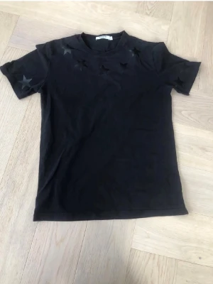 Givenchy T-shirt  - Hej! Säljer min givenchy tröja!  PRIS KAN SÅKLART SÄNKAS!!‼️‼️