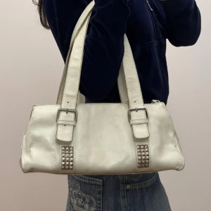 y2k skinnväska med nitar  - vintage axelväska med nitar och många fack bra skick normala tecken på användning