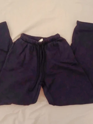 Marinblåa mjukisbyxor med snörning💜 - Mysiga marinblåa mjukisbyxor med resår i midjan och snörning för extra komfort. Perfekta för chill dagar hemma eller när du vill ha det extra bekvämt. Raka ben och mjukt material. Knappast använda och har legat I min garderob pga att de är för korta. 💞 pris går alltid att diskutera!🫰🏻 Vill bli av med de!!
