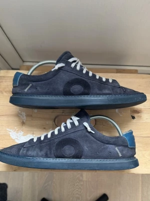 Oliver Cabell skor marinblå - Säljer dessa snygga marinblå Oliver Cabell-skor i mocka. De är väl använda, vilket tydligt syns på bilderna, men fungerar perfekt som ett par beaters. Nypris ligger på uppemot 3 000 kr. Om du har några frågor tveka inte att höra av dig. Allt gott deluxe garderoben
