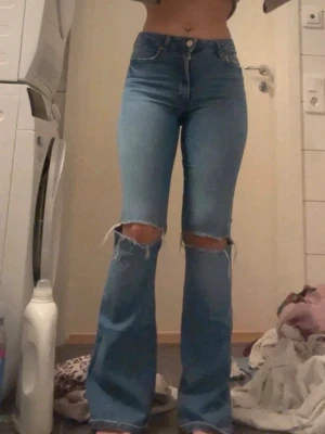 Zara botcout jeans med hål - Mid waist, bra skick, i storlek S och bra i längden funkar bra på en som är allt upp till 172cm ungefär 