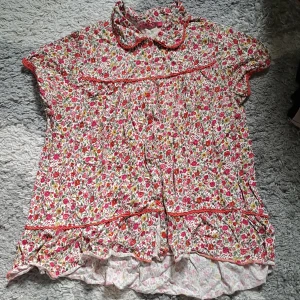 Blommig blus  - Blus från indiska. För mer info skicka pm. Pris diskuterbart. Köparen står för frakten. Ansvarar inte för paketet under frakt. 