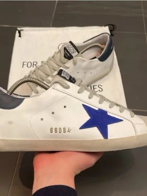 Golden Goose skor - Ett par skitsnygga Golden Goose i storlek 42!🌟 Mörkblå häl och Blå stjärna! De är i otroligt bra skick, bara använda ett fåtal gånger! OG Dustbag fås med! Kvitto/orderbekräftelse finns 🙏