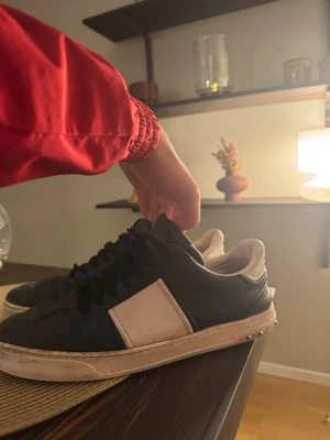 Valentino flycrews - Valentino flycrews i hyfsat bra skick. Använda ett tag men fortfarande bra skick. Storlek 43 i marinblå färg. 1 extra nit finns och man kan köpa extra nitar för billigt. 