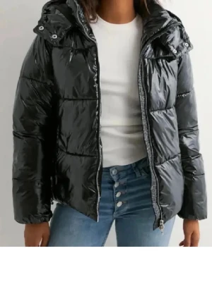 Vinter jacka - Super populär och snygg! Håller värme bra och väldigt praktiskt med fickor som har knappar och justerbar luva! Passa på att köpa nu så du slipper stressa till nästa vinter😊