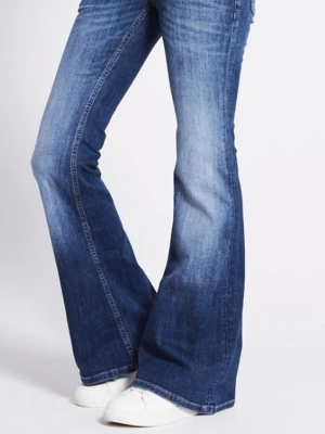 Blå bootcut jeans med utsvängda ben - Säljer ett par blå bootcut jeans med snyggt utsvängda ben och klassisk tvätt. Jeansen har normal midja och dragkedja fram. Perfekta för dig som gillar retrostil och vill ha ett par riktigt schyssta jeans i garderoben.    !! Kollar om det finns intresse för dessa, köpte fel storlek insåg jag nu, Storlek M i short leght🤗