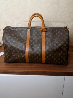 Louis Vuitton Keepall  - Lv Keepall 50 L. Skick super fint vintage skick. Pris 5999kr finns att köpa på våran hemsida, Fashionels.com 