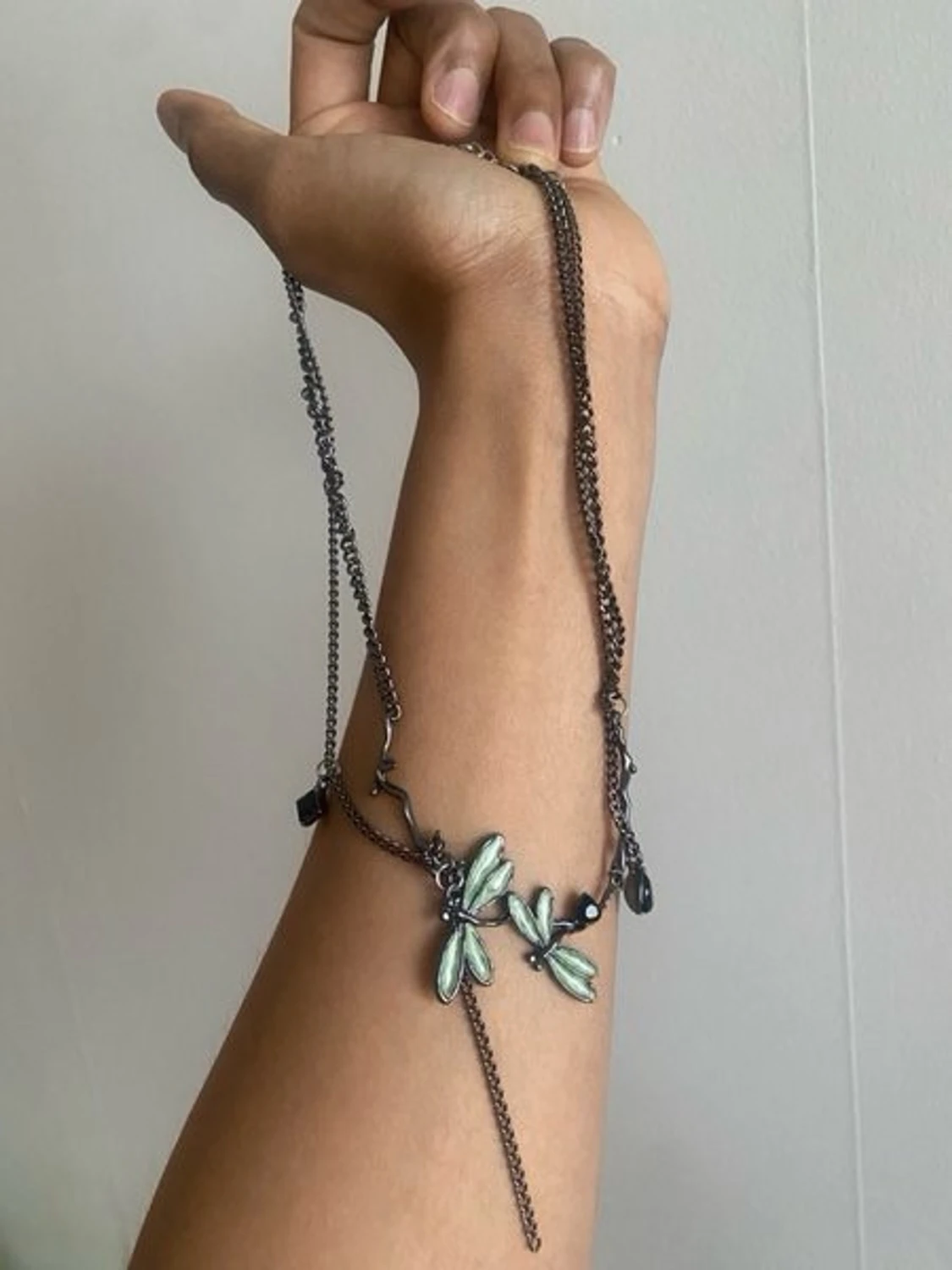 Svart kedjehalsband med gröna blad - 4