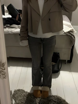 Grå bootcut jeans - Säljer ett par gråa bootcut jeans med  klassisk femficksdesign. Jeansen har en lätt utsvängd passform nertill och är perfekta för en avslappnad och trendig look. Materialet är denim med en mjuk känsla.