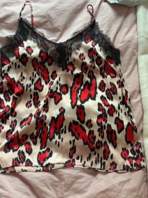 Spetslinne  - Spetslinne i satin med leopard mönster. Färgen är mest lik sista bilden