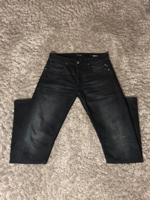 Replay grover jeans  - Replay groover jeans herr| Storlek: W32 L32| Skick 9/10| Bara att höra av sig vid några frågor eller funderingar.