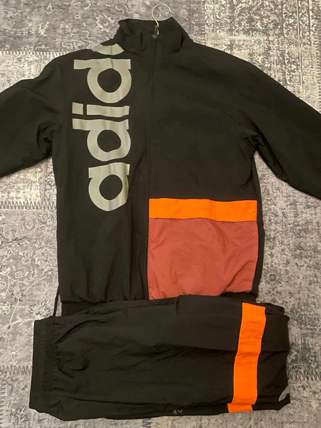 Svart Adidas träningsset med färgblock