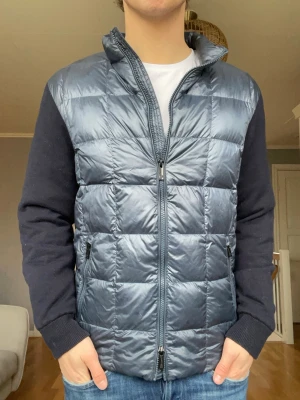 Massimo Dutti Hybrid Cardigan  - Snygg hybrid cardigan/jacka från Massimo Dutti i storlek S. Perfekt mix av stickat och lätt vadderad front – funkar både som vårjacka och lager på lager. Väldigt clean och premium känsla.  • Storlek: M • Skick: Mycket fint skick • Färg: Mörkblå / navy • Passform: Slim/regular • Perfekt till både vardag och mer uppklätt  💬 Snabb affär prioriteras – skickar alltid samma dag!