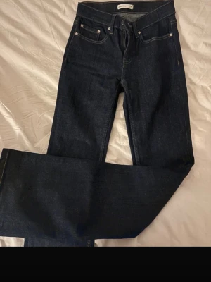 Mörkblå gina jeans  - Så snygga mörkblåa bootcut, lågmidjade jeans ifrån gina ❤️❤️xxs men passar xs då dem är stora i storleken