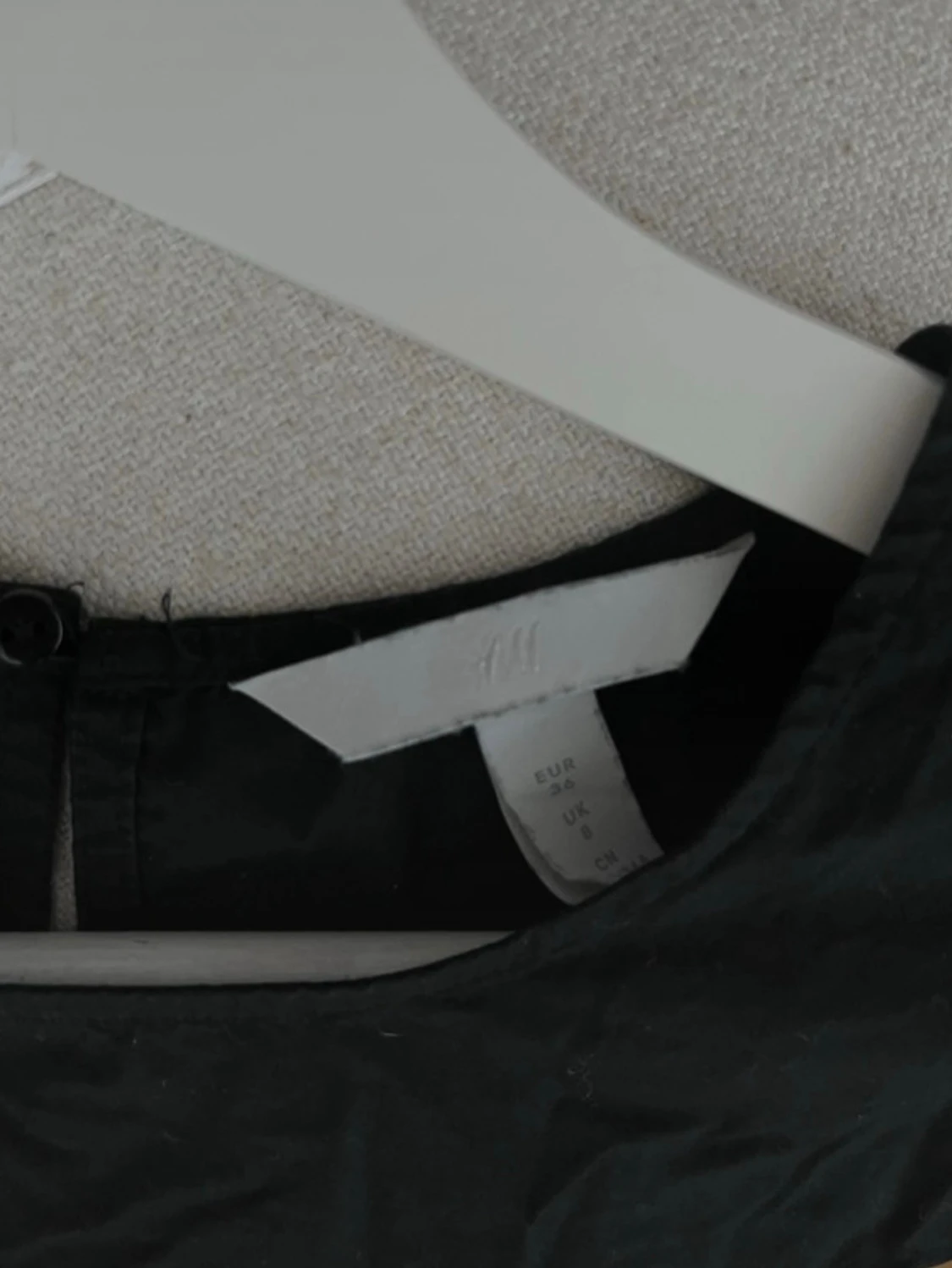 Svart topp med puffärm - 5