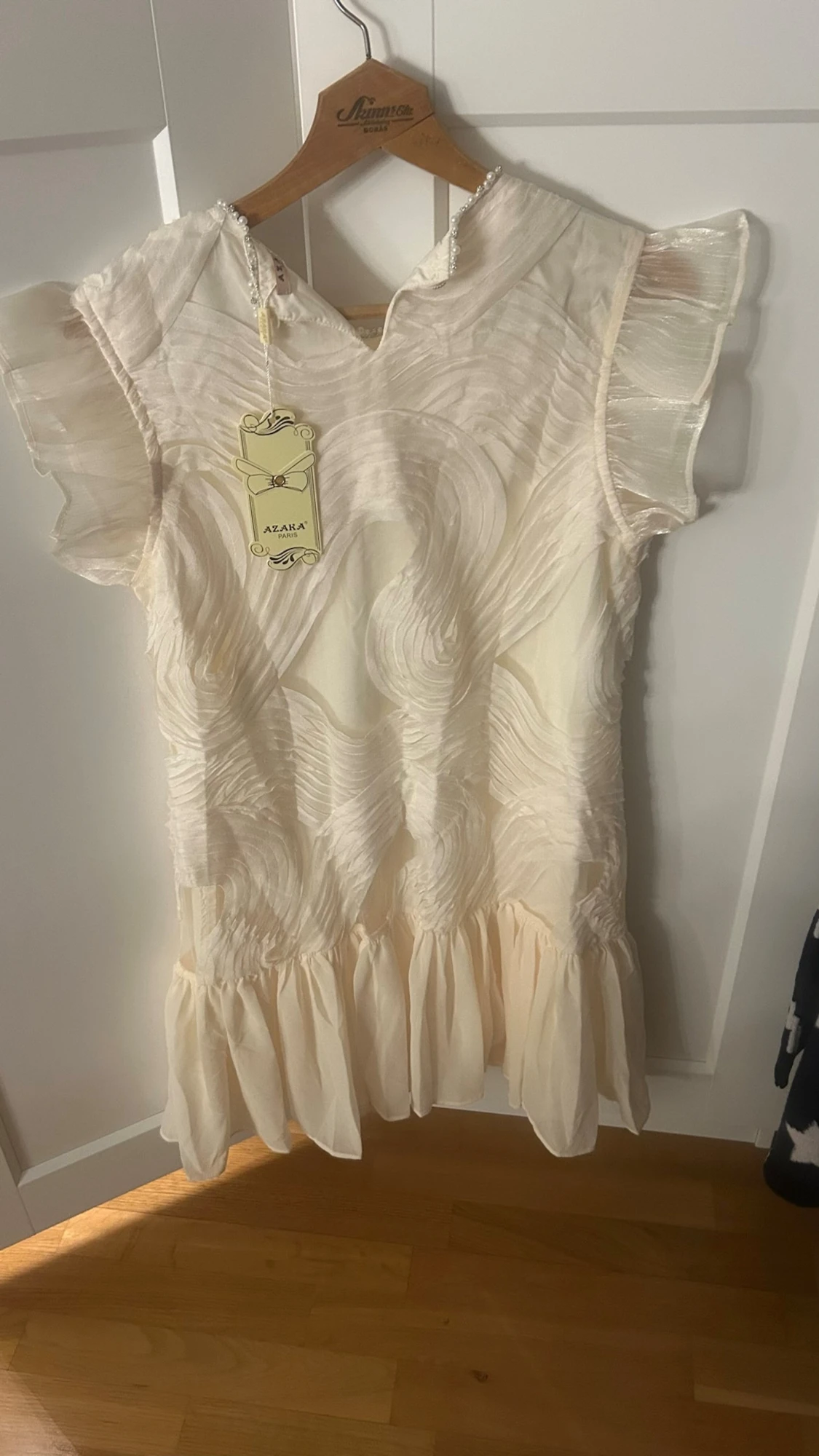 Vit kortklänning med volang och struktur - 2