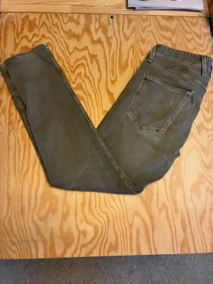 Olivgröna skinny jeans från Replay - Snygga olivgröna skinny jeans från Replay med klassisk femficksdesign och låg midja. Jeansen har en smal passform och är tillverkade i ett stretchigt bomullsmaterial för extra komfort. Perfekta för en avslappnad och trendig look.