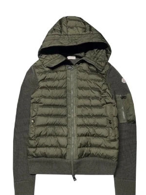 Moncler cardigan  - Stilren grön pufferjacka från Moncler med stickade ärmar och huva. Jackan har quiltad front, dragkedja, fickor och en Moncler-logga på ärmen. Perfekt för kalla dagar och riktigt snygg till streetwear-looken. Jackan är i storlek L men passar M och S 