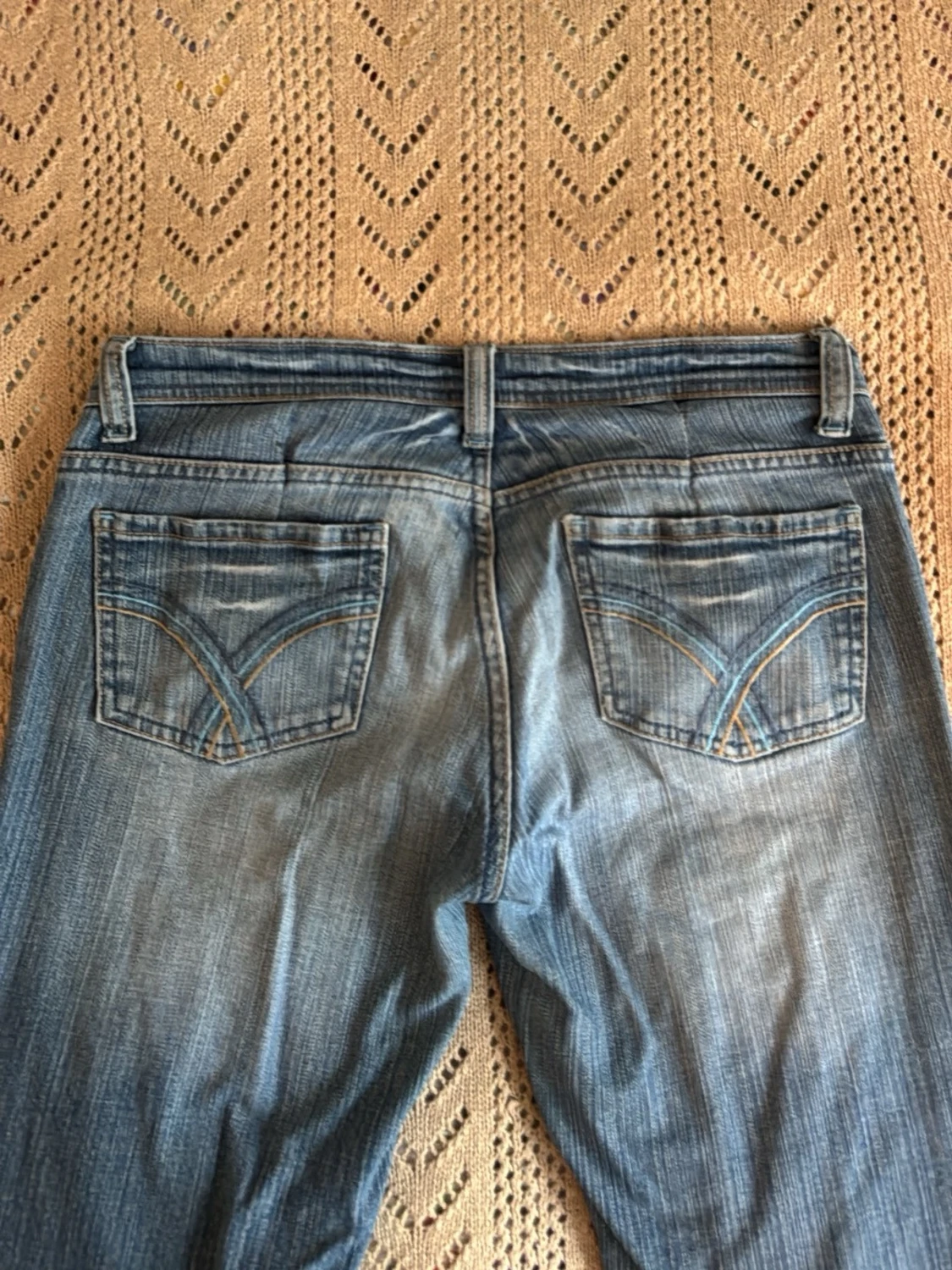 Blå bootcut jeans med slitningar - 2