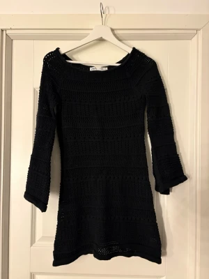 Svart strandklänning  - En svart strandklänning med hålmönster från Zara, bara använd ett par gånger för den är tyvärr för kort för mig