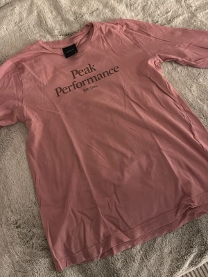 Rosa peak tröja  - Säljer min ros peak tröja, pågrund av att den aldrig kommer till användning längre. Är i storlek 150 men jag har använt den som är XXS-XS❣️