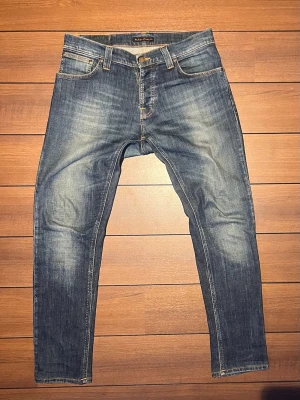 Nudie Grim tim - Ett par schyssta grim tims i storlek w32 L31. En slim straight passform. Inga defekter eller skador. väldigt bra skick med en riktig snygg wash. Pris går att diskuteras! 