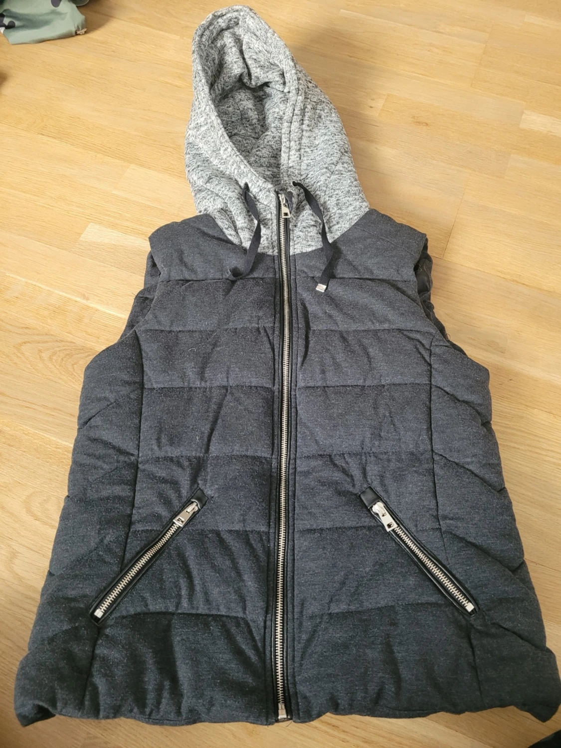 Mörkgrå dunväst med huva från EU SISTER - 2