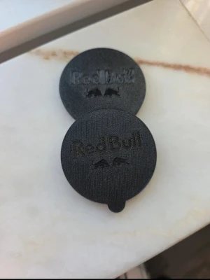 Svart burklock Red Bull 2 pack  - Lock perfekt för att täcka öppnade burkar. Locket är runt och har en liten flik för enkel borttagning. Tillverkat i plast och passar standardburkar. Snygg och praktisk accessoar för energidrycksälskare.