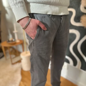 Tramrossa jeans - Snygga grå byxor från Tramarossa med en klassisk design. Byxorna har en rak passform och är tillverkade i ett bekvämt material. Perfekta för en stilren look. Storlek 30/32 OBS!!!! Lappen på bakfickan är borttappade 