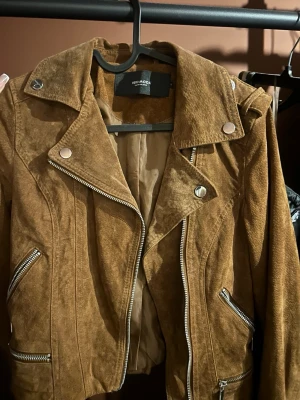 Mockajacka med knappar och dragkedjor - Snygg mockajacka som knappt är använd, den är ifrån Vera Moda men köpte den i Italien när jag var där. Verkligen jätte skön och perfekt för våren/sommaren. Den är i xs men passar även s, skriv för mer frågor💕