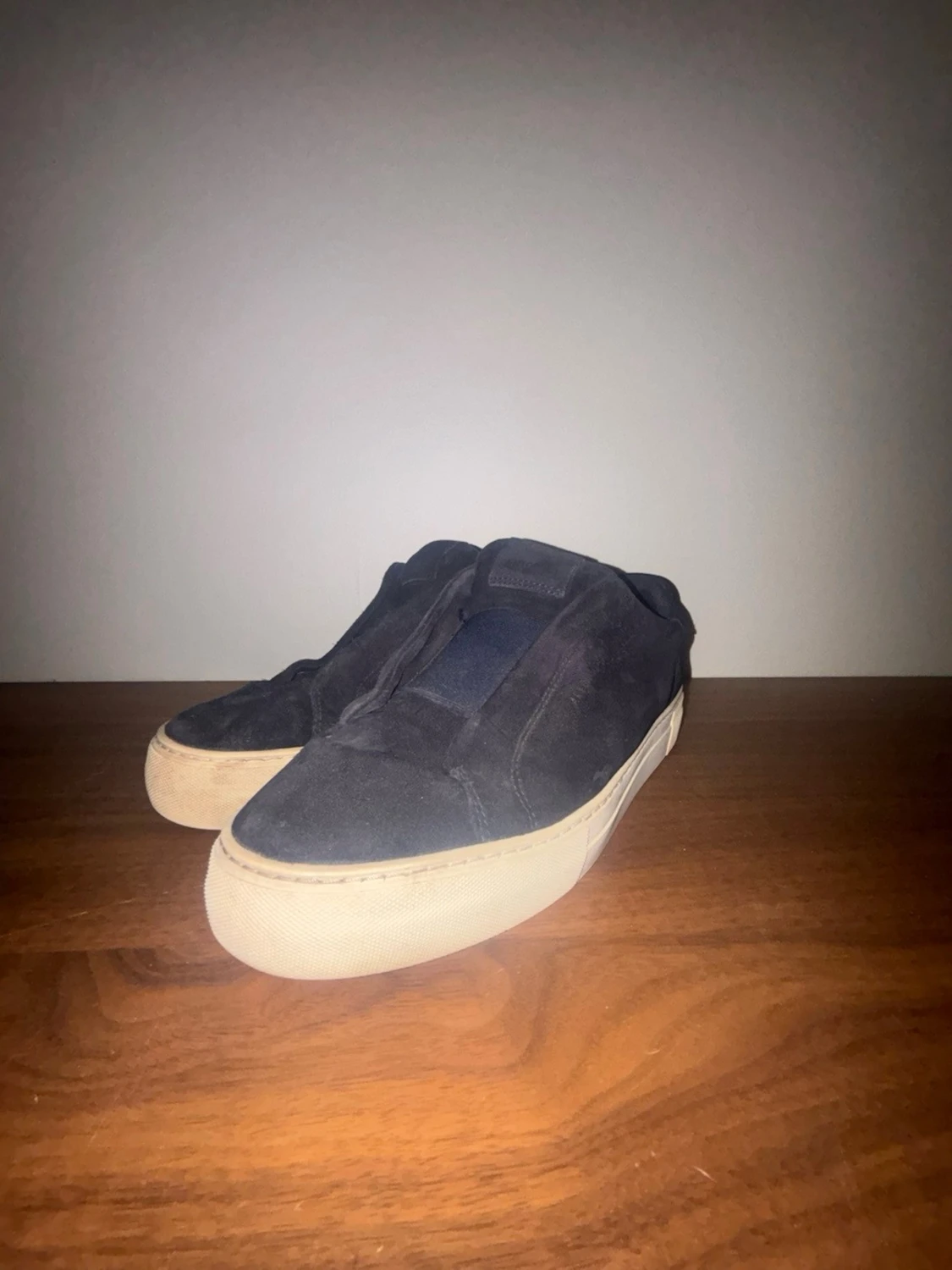 Svarta slip-on sneakers med vit sula