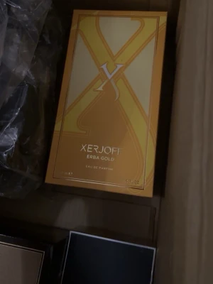 Xerjoff Erba Gold Eau de Parfum - Lyxig parfym från Xerjoff i doften Erba Gold. Kommer i en snygg guldfärgad kartong med eleganta detaljer. Eau de Parfum som passar dig som gillar exklusiva och unika dofter. Flaskan rymmer 100 ml.