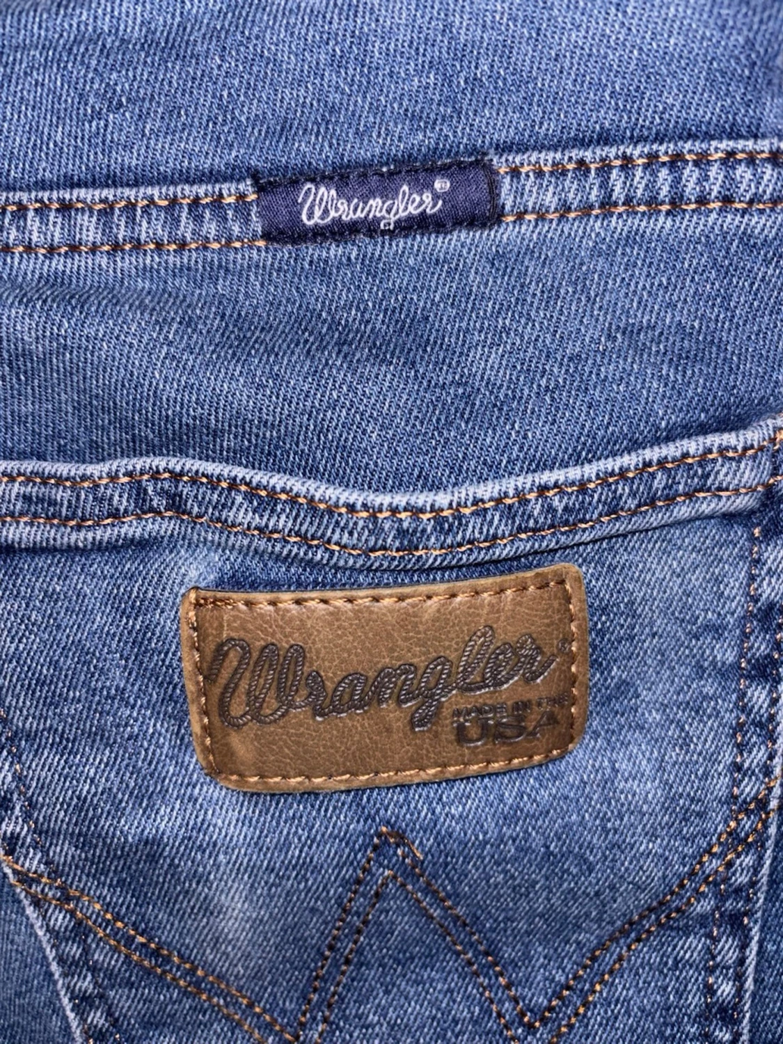 Blå Wrangler jeans med läderpatch - 1