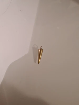 SÖKER en gullig peak från peak hoops edblad - SÖKER en peak från de stora peak hoops örhängerna från edblad. Skulle kunna köpa för typ 50 kr