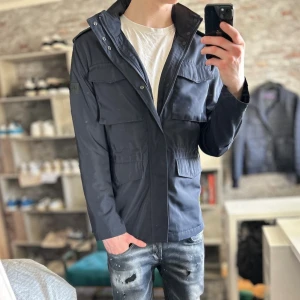J.lindeberg field jacket - Unik modell men riktigt fet🙌Mycket bra skick, inga defekter! Passar dig som är mellan 178-188cm ungefär. Nypris ca 4000kr. Modellen är 185 cm, 75kg. Passar bra nu till våren! Skriv för mer information!🤝