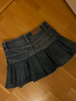 Mörkblå jeanskjol med fickor - Supersöt blå jeanskjol med volang som jag sytt om från ett par jeans💓 Postar samma dag eller dagen efter!  Kolla in vår profil för fler plagg!💞💞  Midjemått - 37 cm  Längd framsida - 32 cm  Längd baksida - 33 cm  Innerfickorna på framsidan är avklippta (inte den minsta), inget som syns men det går inte att lägga saker i framfickorna.  #denim #jeanskjol #sommar #vår #volangkjol #stockholmsstil #copenhagenstyle #trending #trendy #vintage 