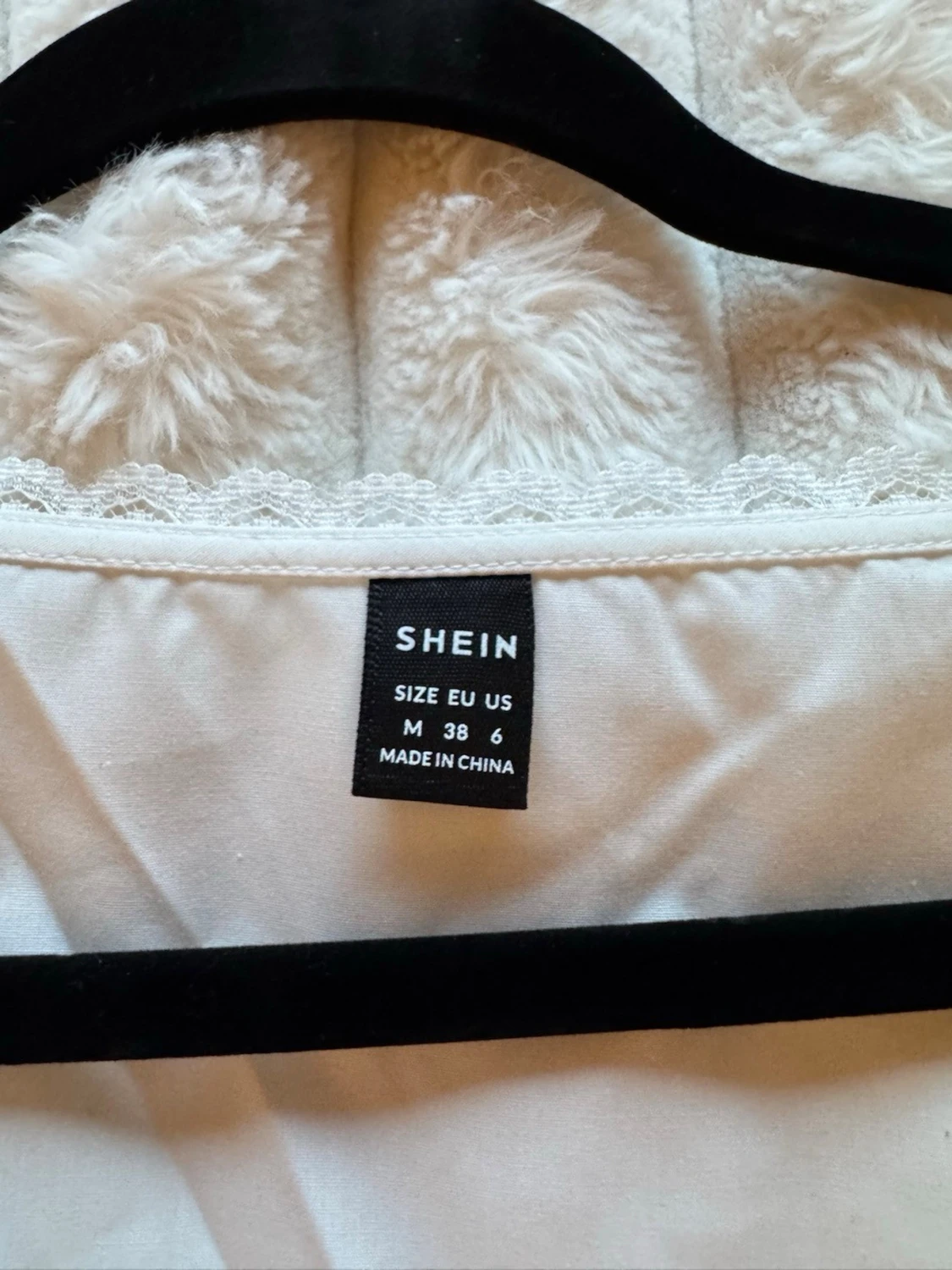 Vit topp med v-ringning och spetsdetaljer - 2