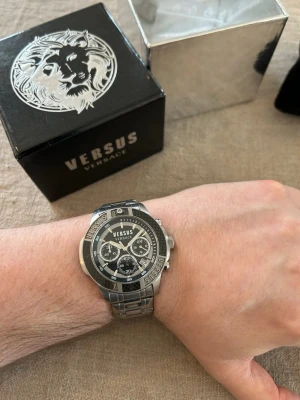 Versus Versace Chrono Diver 45mm Herrklocka - Säljer en snygg herrklocka från exklusiva Versace i fint skick enligt bilder. Fungerar bra, originalarmband i rostfritt stål, datumvisare, tidtagarur, vattentät, kronograf osv. Behöver bara nytt batteri. Fås i originalförpackning med extra länkar. Modell: VSP380417.  Nypris: 2900 SEK Begagnat pris: 1300 SEK Mitt pris: 789 SEK  Skickas alltid snabbt och spårbart (ofta samma dag). Hör av dig vid frågor och se gärna mina andra annonser också!   Förslutning: Butterflylås Etc